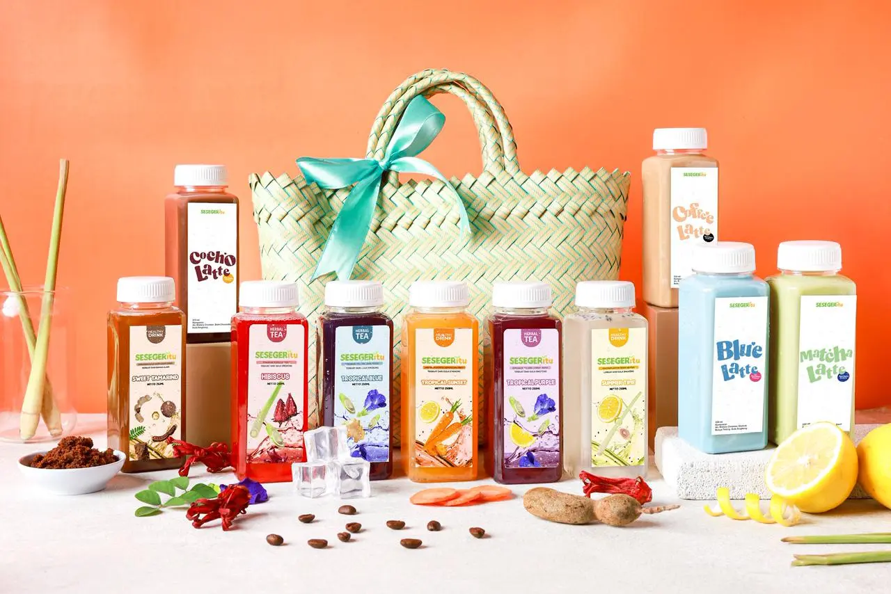 Botol minuman herbal SESEGERitu dengan jahe, kunyit, dan lemon